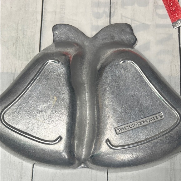 🎄 Wilton Armetale Silver Bell Shaped Holiday Tray – Decorative Serving Dish - Picture 4 of 9